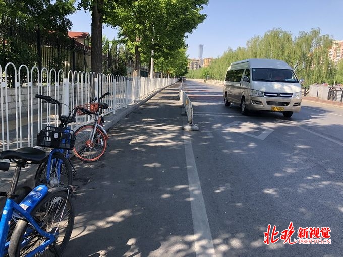 龙潭公园东门外已经加装护栏