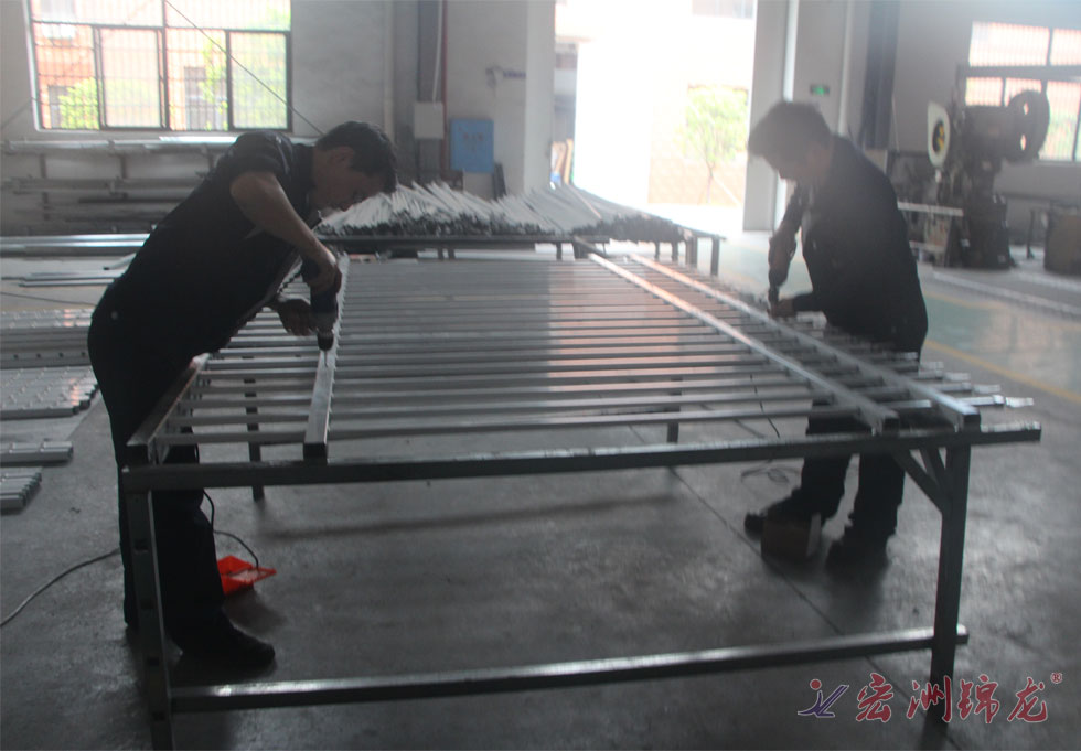 锌钢护栏加工生产现场