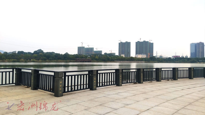 长沙斑马湖公园景观锌钢护栏案例