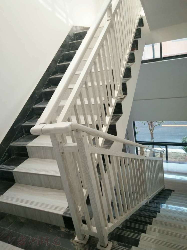 木纹锌钢楼梯扶手实拍